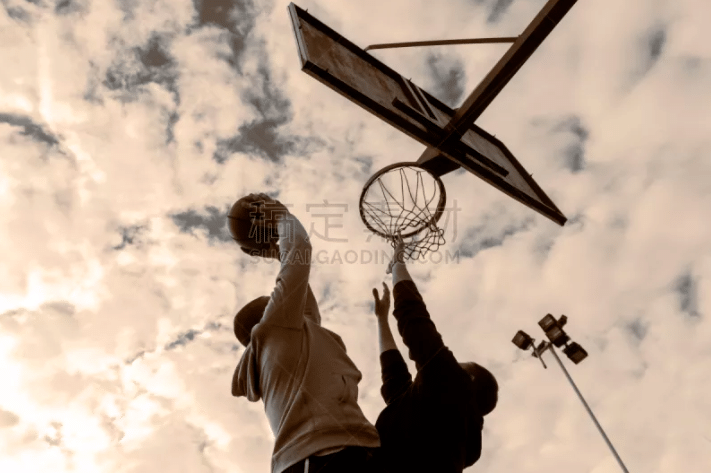 [CBA]面对严密防守 布朗干拔稳稳命中